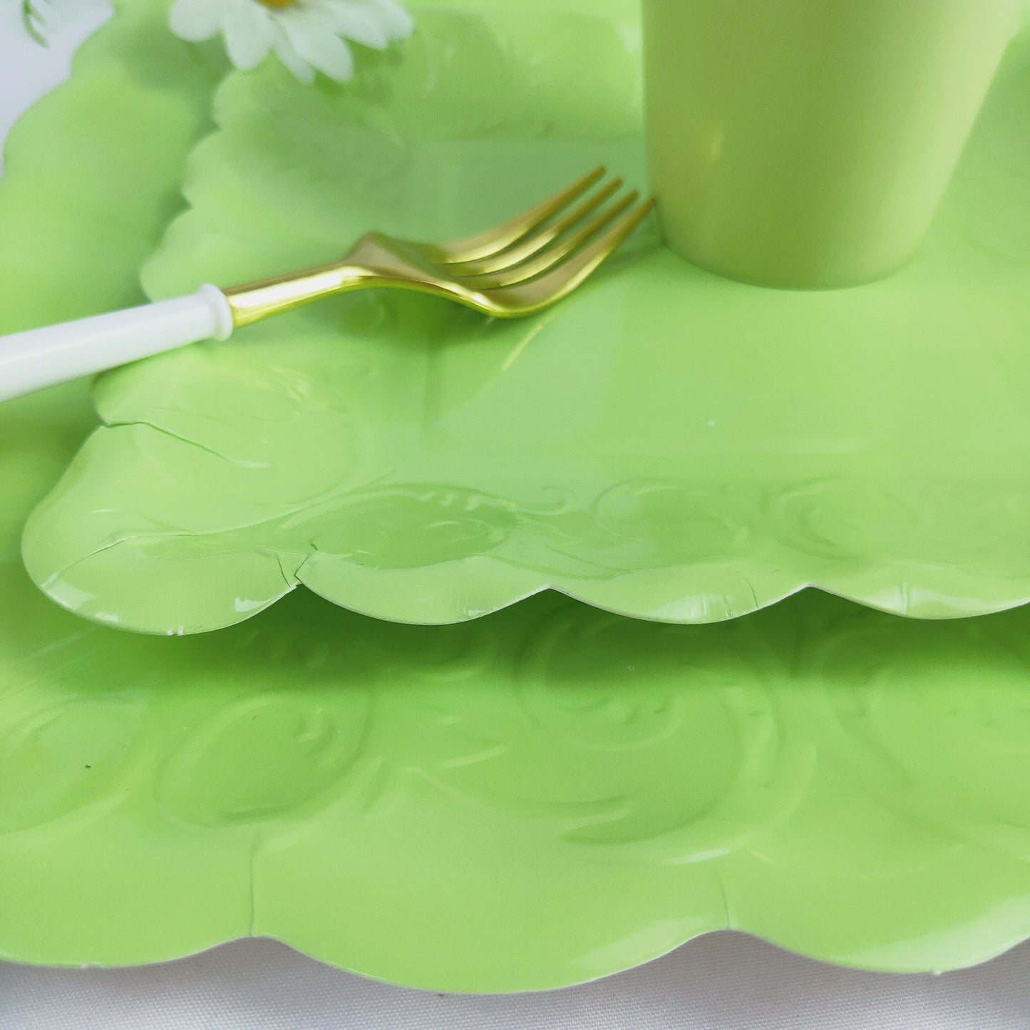 8PCs Green Square Dinner Serving Paper Plates Disposable Embossed Party Plate