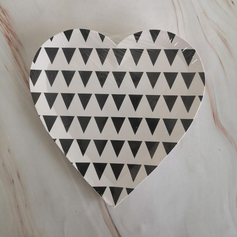 8PCs Black Triangle Pattern Heart Shape Paper Plates