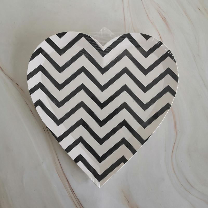 Black Wave Stripe Heart Shape Paper Plates * 8PCs