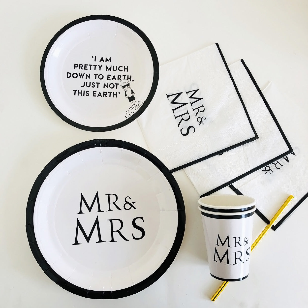 Mr & Mrs Letter White Round 9 inch Paper Plates x 8PCs